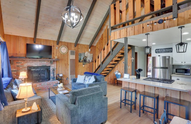 Cabin w/Deck, Fire Pit & Big Bear Lake Access!
