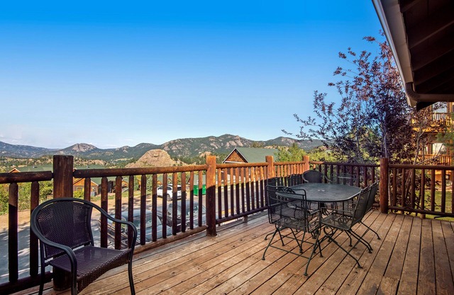 Cabin with an amazing mountain view, gas fireplace, two decks, & WiFi
