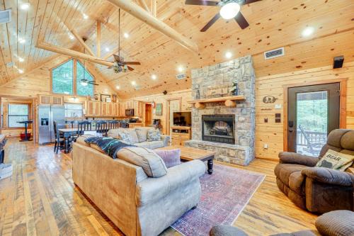 Cabin with Hot Tub and Wraparound Deck in Broken Bow!