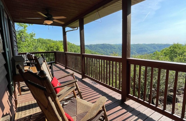 Cabin with sunset VIEWs for Miles! Close to Boone and Blue Ridge Parkway