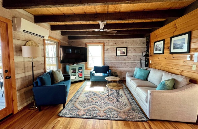 Cabin with views, Med.dog friendly,screened porch,fire table,WIFI,foosball