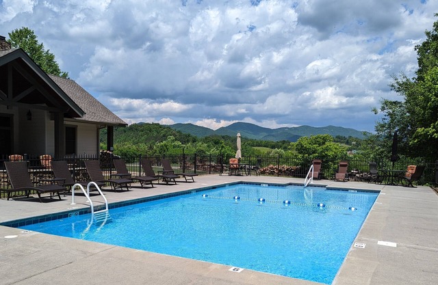 Cades Cove Peaceful Side Smoky Mountains Hip Vintage Condo Community Pool