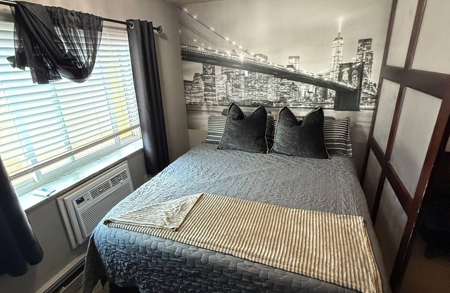 CAL KING BED, FREE PARKING PASS FOR 1 CAR, BY DOWNTOWN & CLINIC
