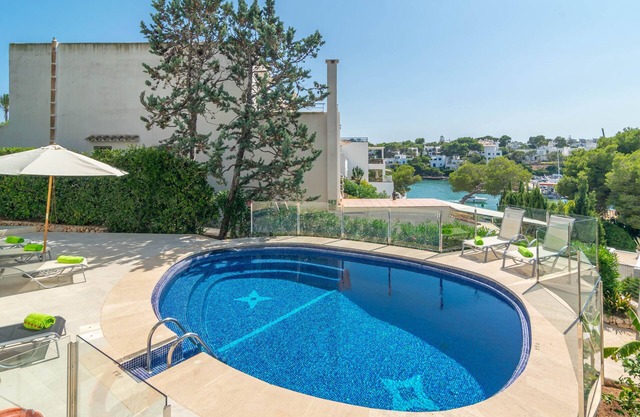 CALA LLONGA - Spectacular villa with private pool and beautiful views to the marina. Free