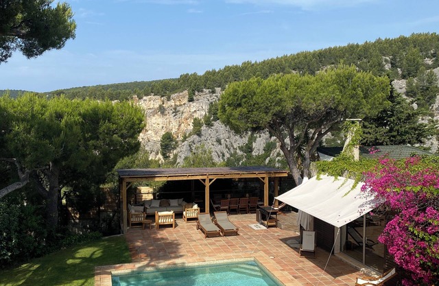 CALANQUES CASSIS, EXCEPTIONAL VIEW, VERY QUIET, CLIMATED VILLA, LARGE SWIMMING POOL