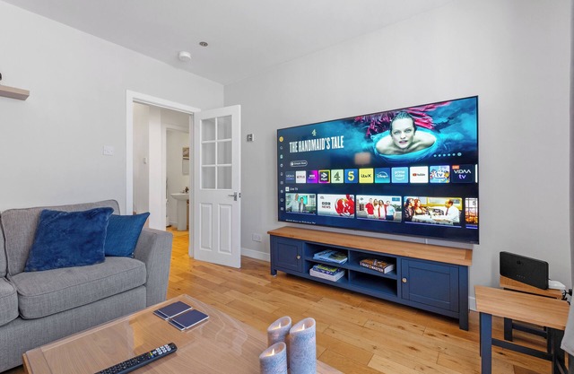 Caledonian Buildings 20 b, stylish city centre apartment.85-inch TV, king beds.