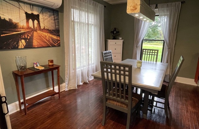 Calhoun Place 1.5 miles to All Star Village, appealing style, fire pit,