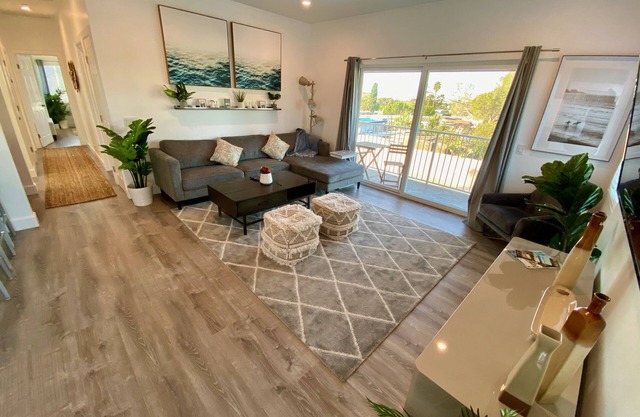 *Cali King Bed * Bright Natural Light * Tall Ceilings * Full Kitchen * Balcony