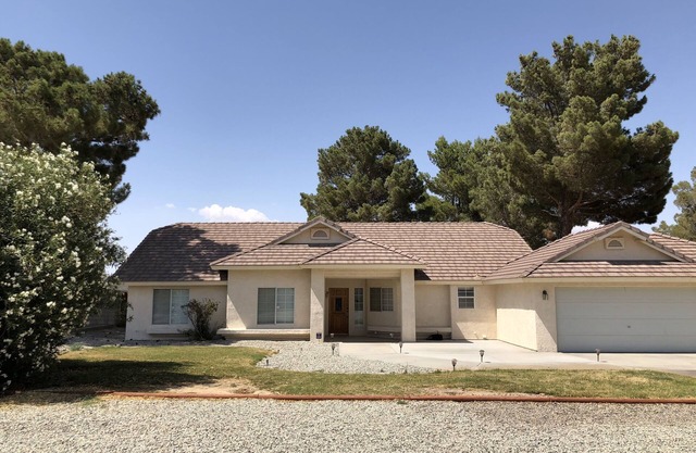 California City Tastefully Modern 4 Bd Vacation home