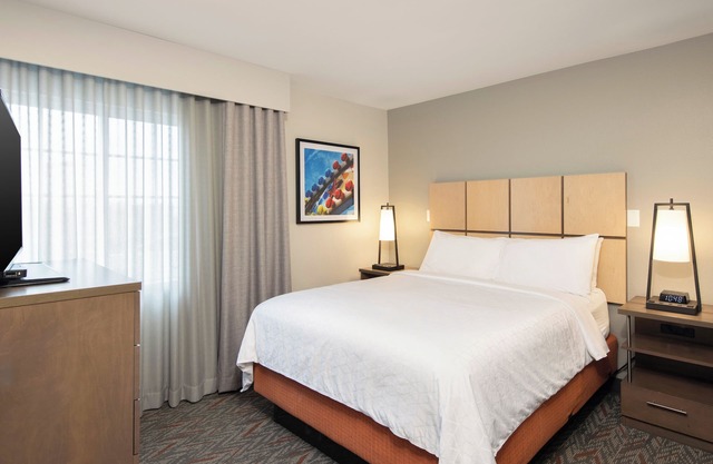 California Getaway! Family-friendly Suite w/Kitchen, Pet-friendly, Pool!