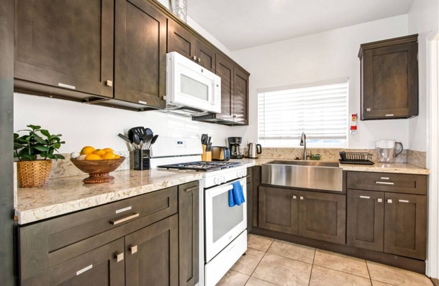 Calm Oasis BBQ 2-Bedroom Sanctuary with Backyard and High-Speed Internet
