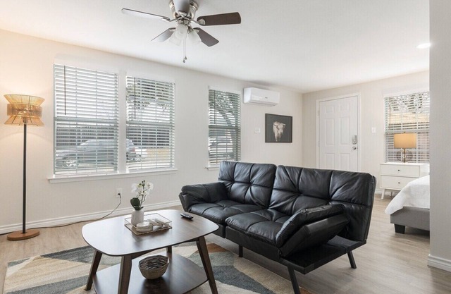 Calmont Urban Guest Farmhouse: 1-Bedroom Hideaway