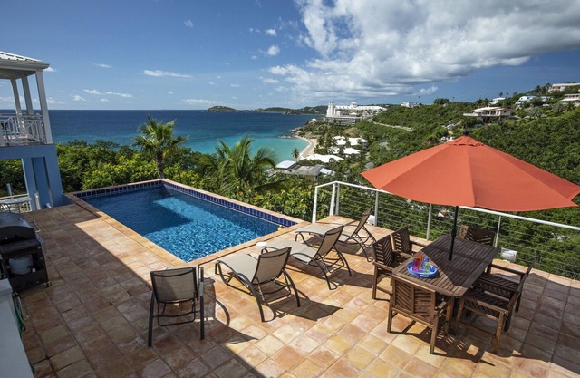 CalypsoBlu - Beautiful views of Morningstar Beach and the cruise ships entering and leaving port!