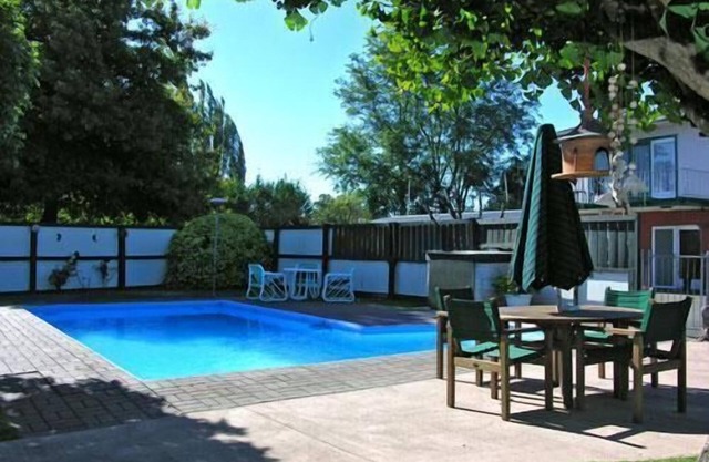 Camberley Court Motel