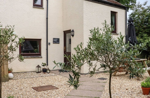 CAMELLIA COTTAGE, pet friendly, with a garden in Lanlivery, Cornwall