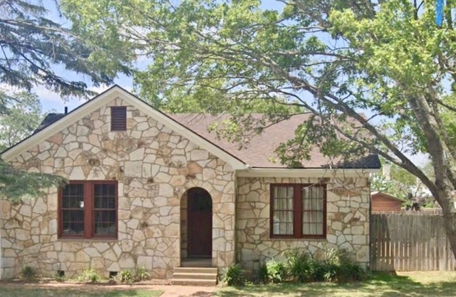 Camp FRED-slps 8, HOT TUB, Fire pit, 5 blocks to city center. Camp Fun!