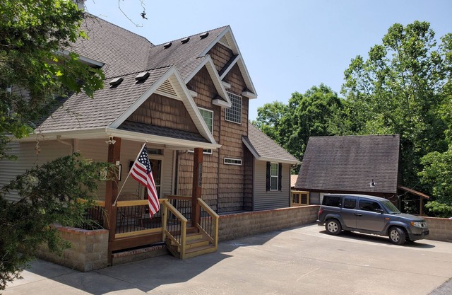 Camp Roberts-Lakefront-8 Bedrooms-Sleeps 19-Big; Lake View-Community Pool!