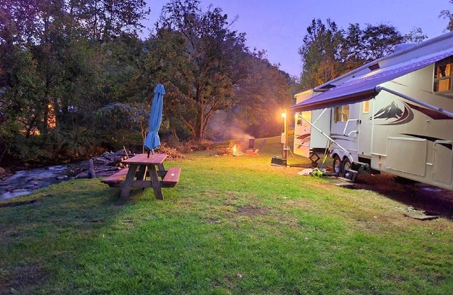 Camping Creekside at Del Rio Happy Camper