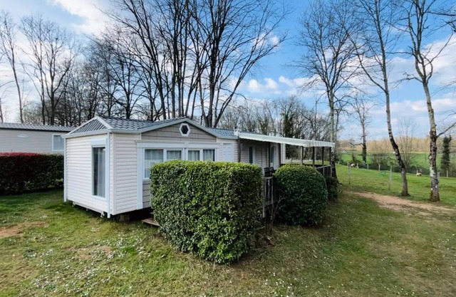 Campsite Flower Les Nauves* - Mobil Home Confort 3 rooms 4 people semi-covered terrace