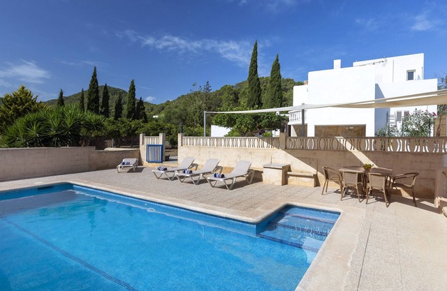 Can Ferrer perfect for families, fenced pool