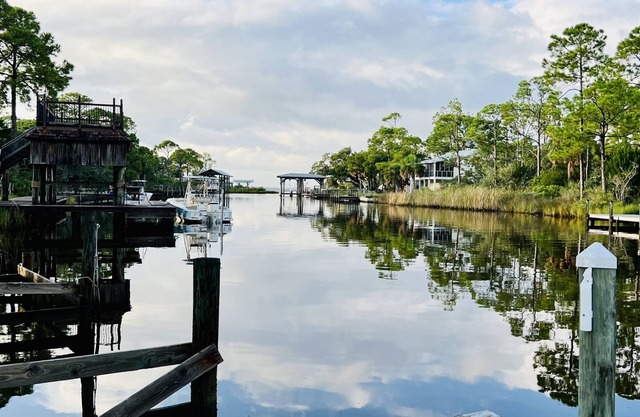 Can't decide on the beach or the bay? The Seahorse Shanty is for you!