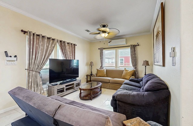 Canal-Front Retreat with Private Boat Ramp, Hot tub, WIFI and dog-friendly