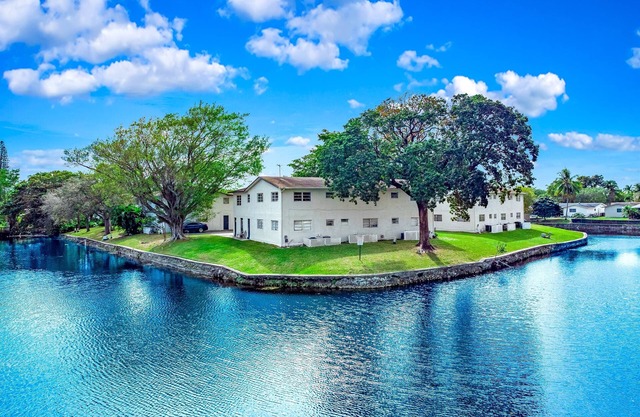 Canal View Ground Floor Retreat – Palm Wave Stays