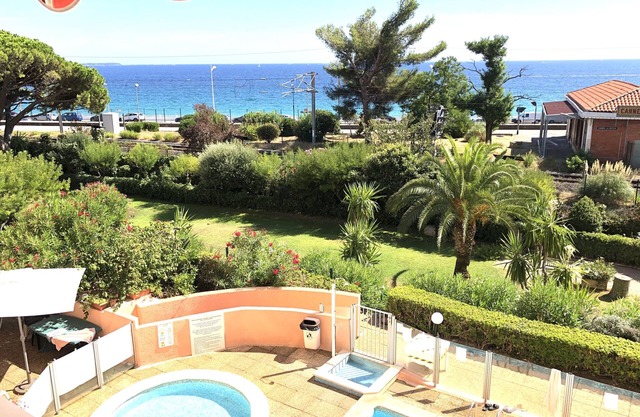 Cannes - Sea front apartment, beach front, pool, garden, internet, aircon