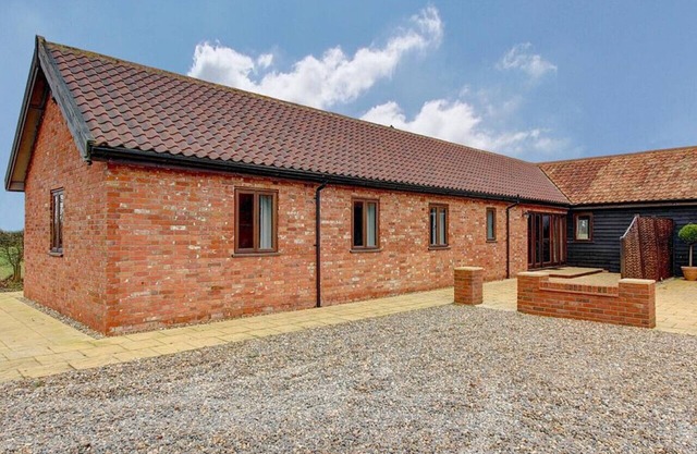 Canola Lodge - Two Bedroom House, Sleeps 4