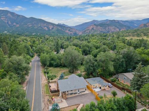 Canyon Retreat with Hot Tub 3min to Broadmoor