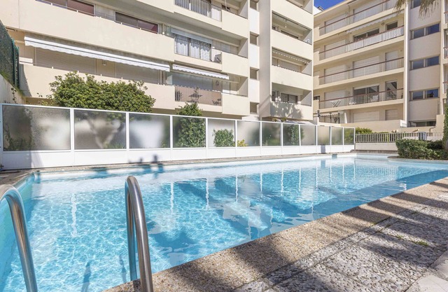 Cap d'Antibes 2 bdr appartment with parking, swimming pool and AC