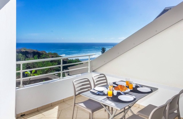 Cap Lobster - spacious apartment with magnificent sea view near the beach