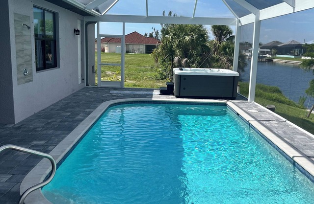 Cape Coral cozy! Pool, hot tub, outdoor kitchen, gulf access, fishing,sleeps 10