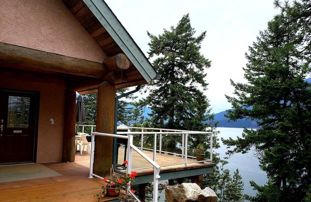 Captain's Landing Lakefront Suite w Canoe in Kootenay Bay, British Columbia!
