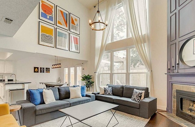 Captivating 5BR/2.5B Home with Beautiful Pool & Patio