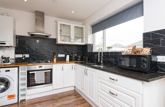 Captivating Beverley 3-Bed House Private Parking