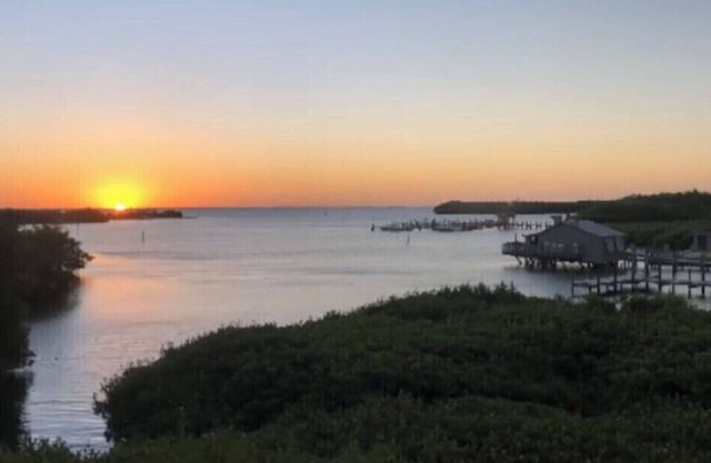 CaptiVista! Your dream waterfront escape! Rustic luxury with unbelievable views!