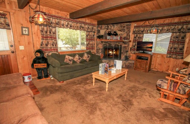 Cardinal Ridge - Rustic cabin with stellar outdoor features! Wrap-around deck and large yard!
