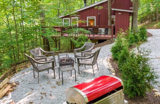 Cardinal's Nest - A Unique Mountain Cabin Located in a Remote Vacation Spot. Pet Friendly!