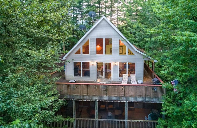Caribou Lodge: Three Story Custom Mountain Home just Minutes from Lake Glenville Boating