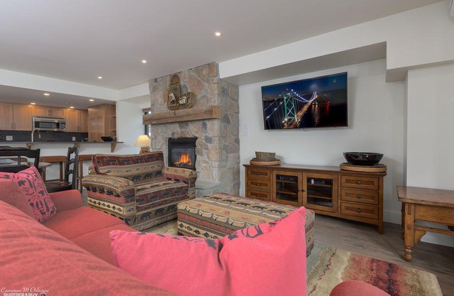 Carleton Lodge, with huge Mountain Facing Patio! Great property for families!