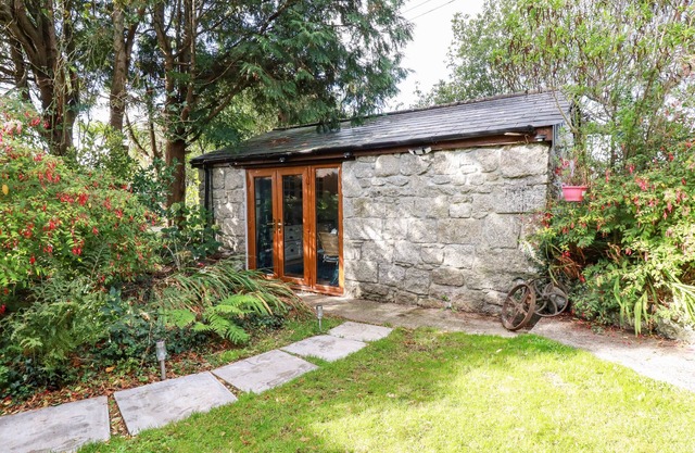 CARMINOW BARN, pet friendly, character holiday cottage in Luxulyan