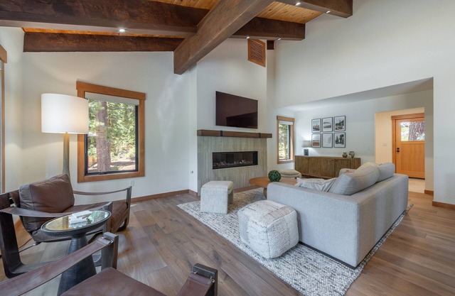 Carnelian Crest, modern 3BR cabin with hot tub - perfect Couples Retreat!