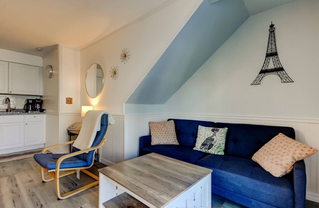 🦩Carousel Suites #7- Updated 1 Bedroom steps to the beach! - Perfect for a Relaxing Getaway!