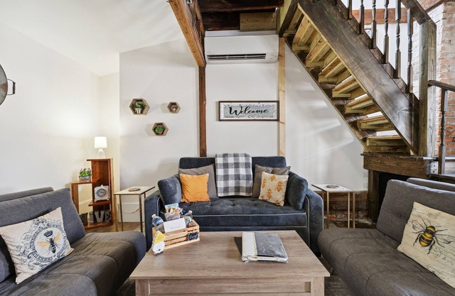 Carriage House @ ṭḨḛ ḦḯṼḗ | Starland District , Pets Welcome