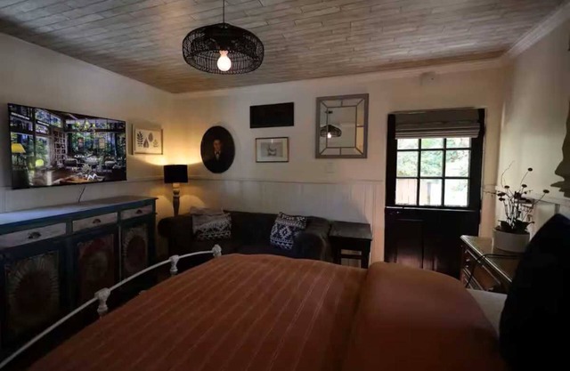 Carrington Cottage @ 420 Shiloh LGBTA Pet friendly Sanctuary with Soul