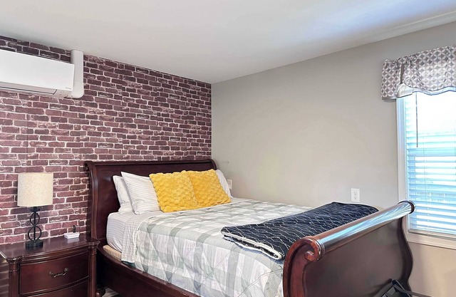 Carytown Guest Suite/Fenced Yard& Private porch
