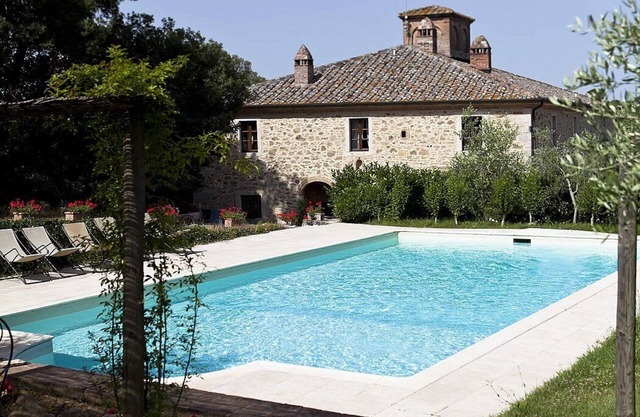 Casa Adalberto C: A pleasant and spacious apartment that is part of an ancient country house built on a hillside, surrounded by meadows and woods.
