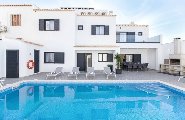 Casa Alamante - Six Bedroom Apartment, Sleeps 14