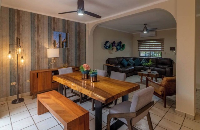 Casa Amplia, a Solo 3 Minutos del Malecón, a dos Cuadras de Super Mercados